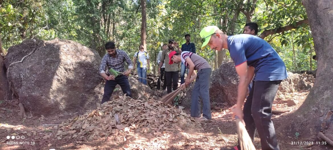 असाही सरत्या वर्षाला निरोप नि नविन वर्षाचे स्वागत
