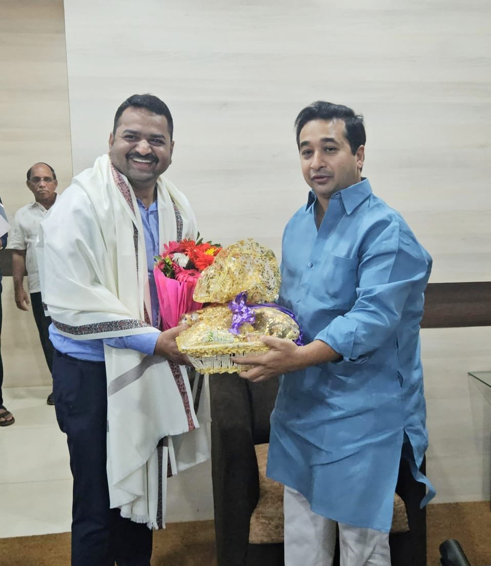 मुख्यमंत्री सहाय्यता निधी कक्ष प्रमुख मंगेश चिवटे यांचा आमदार नितेश राणे यांनी केला सत्कार