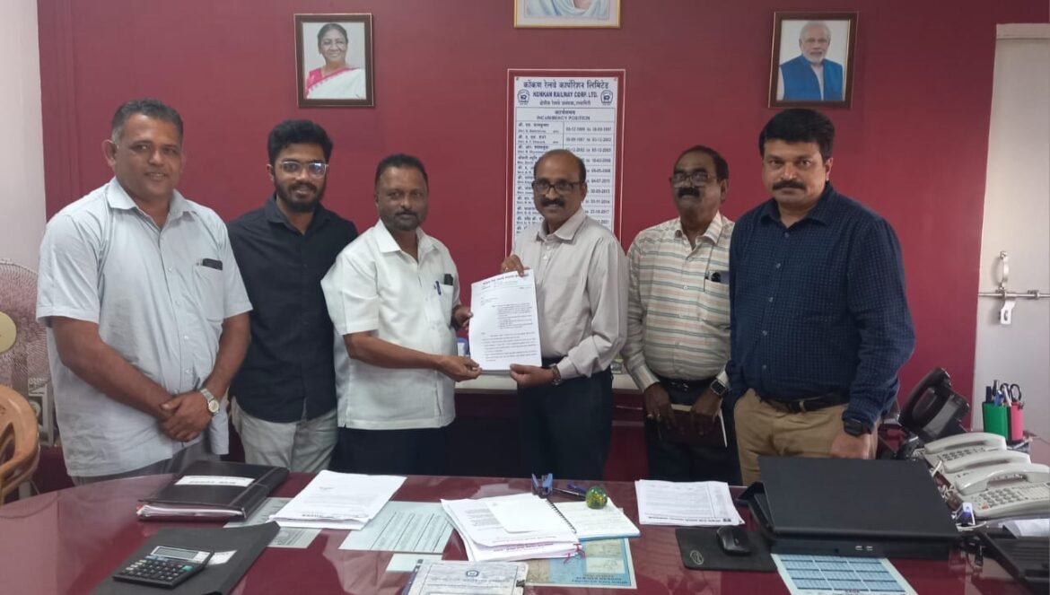 कणकवली रेल्वेस्थानकावरील विविध मागण्यांबाबत कोकण रेल्वे प्रवासी संघटना- कणकवलीचे अध्यक्ष संतोष नाईक यांनी रेल्वे प्रबंधक रविंद्र कांबळे यांची भेट घेऊन लेखी निवेदनाद्वारे लक्ष वेधले