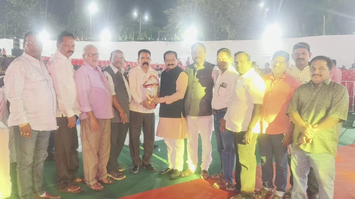 मा.नगराध्यक्ष समीर नलावडे यांना माऊली मित्र मंडळ, जुना भाजी मार्केट व्यापारी मित्र मंडळ यांच्याकडून दिल्या शुभेच्छा