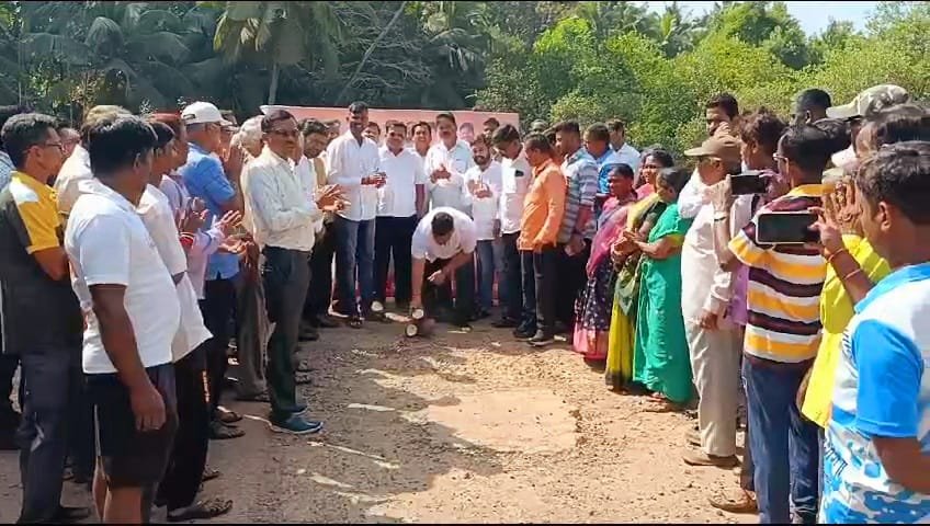 पालकमंत्र्यांनी मी मंजूर केलेल्या कामांची भूमिपूजने करण्यापेक्षा नारायण राणेंनी मंजूर केलेल्या खाजगी पडवे हॉस्पिटलकडे जाणाऱ्या ५ कोटीच्या रस्त्याचे भूमिपूजन करून दाखवावे- आ. वैभव नाईक