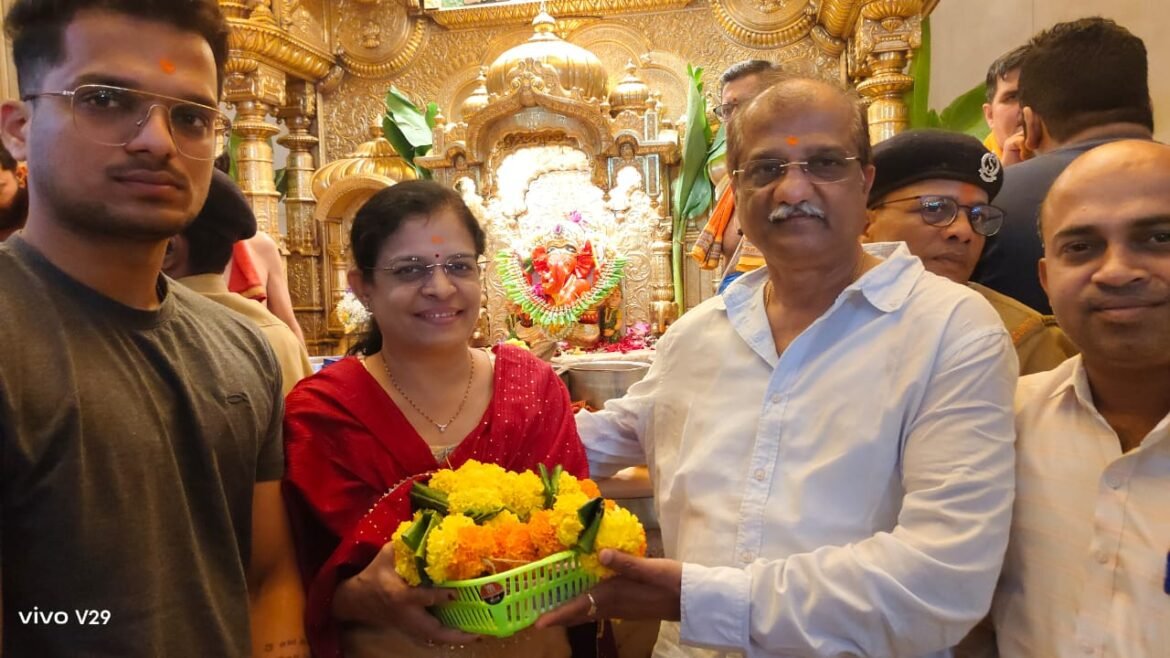 मुंबई येथे सिद्धिविनायक मंदिरात माजी आमदार तथा लोकसभा निवडणूक प्रमुख प्रमोद जठार यांनी सपत्नीक गणपती बाप्पाचे घेतले दर्शन