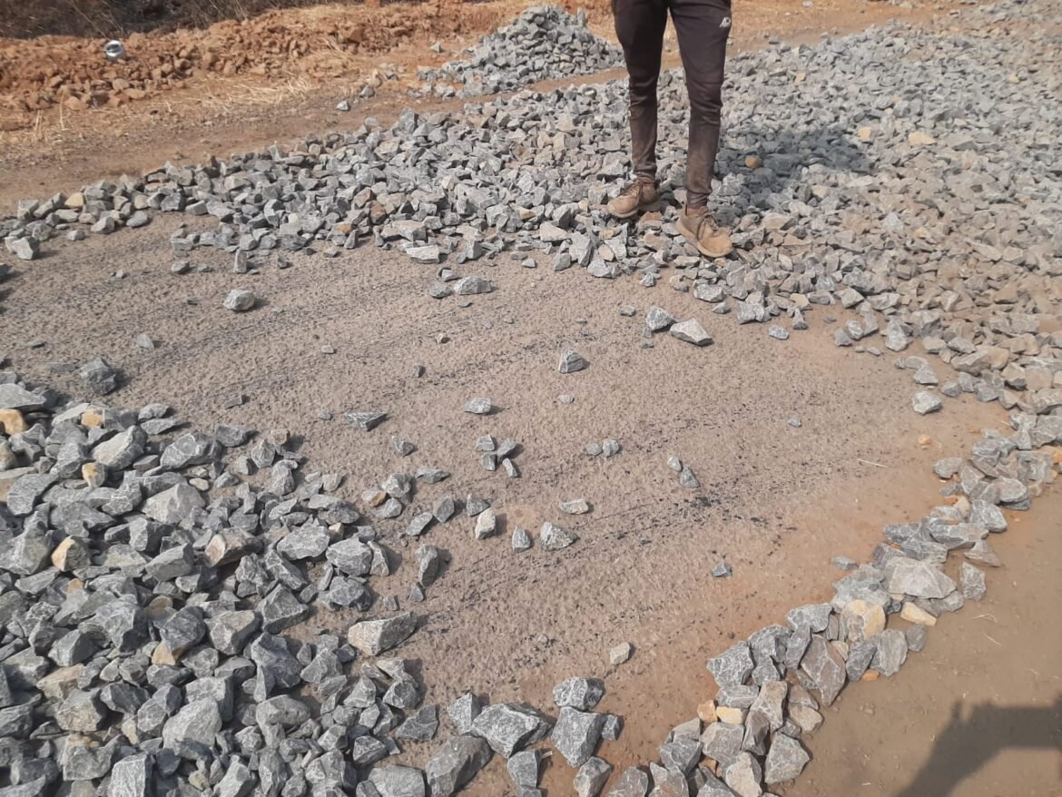 बुरंबावडे येथील डांबरीकरणाचे काम निकृष्ट : पंधरवड्याभरात रस्त्याची दुर्दशा