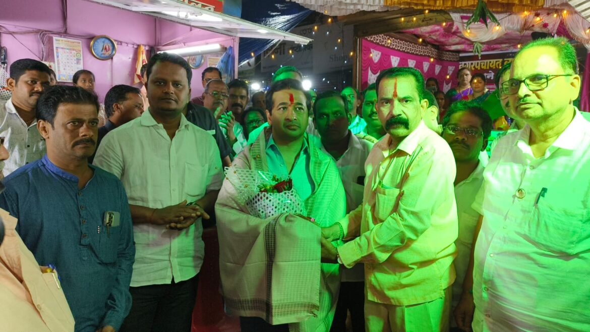 माऊली मित्र मंडळ, जुना भाजी मार्केट व्यापारी मित्र मंडळ यांच्या सालाबाद प्रमाणे सत्यनारायणाच्या महापूजेच्या निमित्ताने आ नितेश राणे यांचा शाल, श्रीफळ पुष्पगुच्छ देऊन केला सन्मान