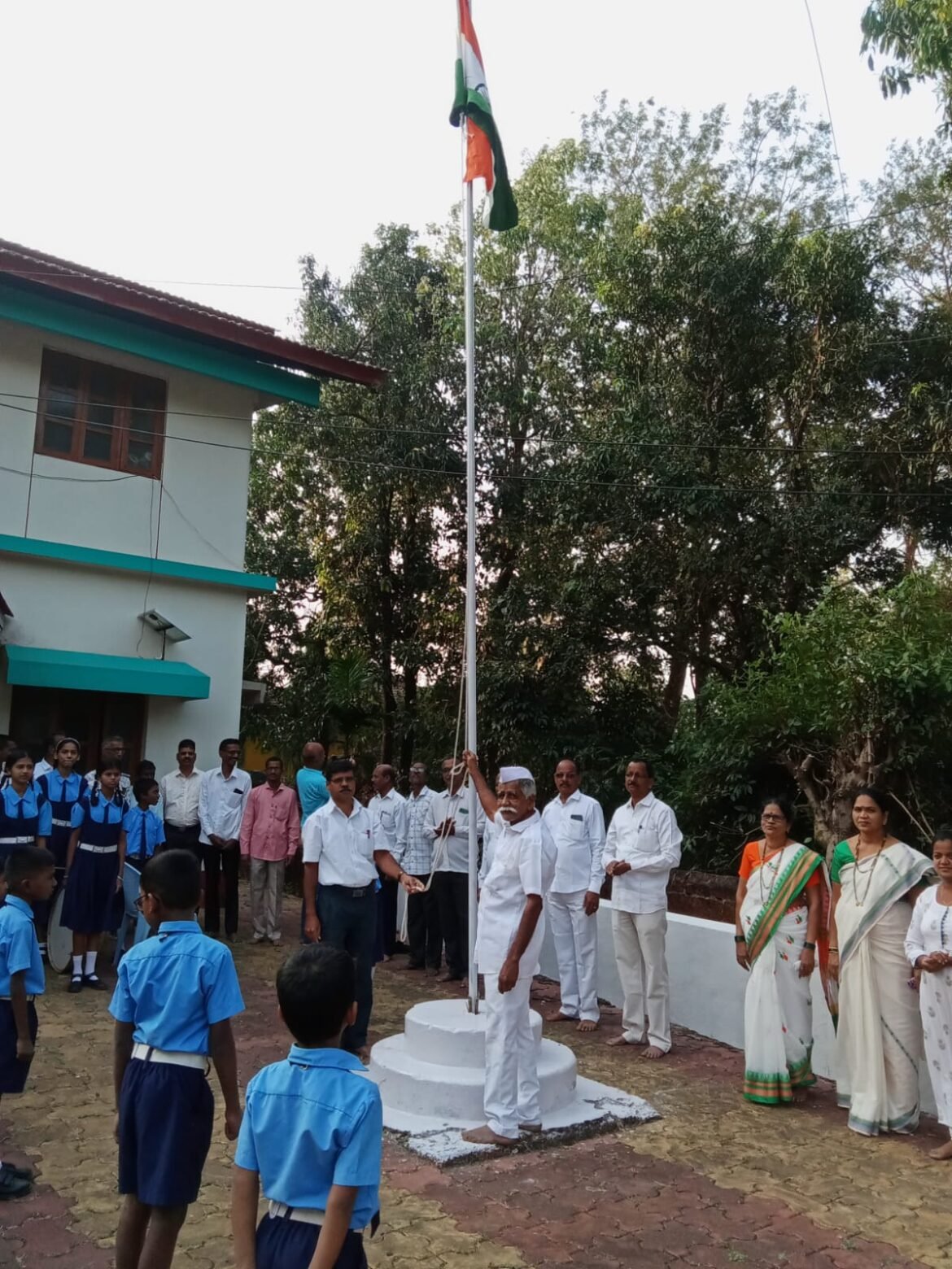 भिरवंडे ग्रामंचायतीमध्ये सेवानिवृत्त कर्मचाऱ्याच्याला ध्वजारोहणचा मान