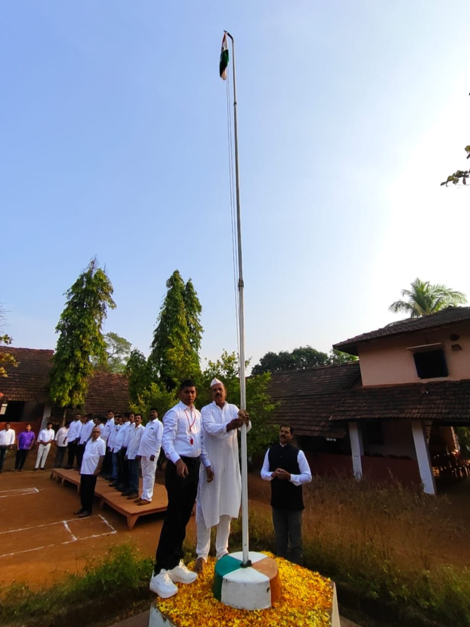 वामनराव महाडिक विद्यालयात चतुर्थश्रेणी कर्मचारी प्रकाश घाडी यांच्या हस्ते ध्वजारोहण