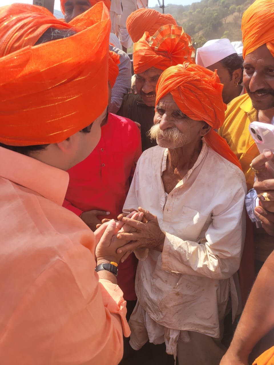 भिडे गुरुजींची आमदार नितेश राणे यांनी भेट घेवून घेतले शुभाशीर्वाद
