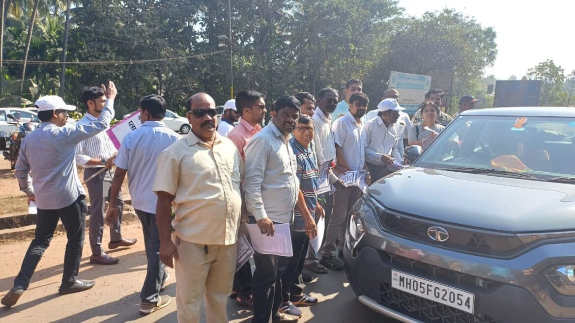 स्वच्छता मिशन सिंधुदुर्गच्या वतीने बांदा पोलीस चेकपोस्टवर पर्यटकांना प्लास्टिक वस्तू महामार्गावर न फेकण्याबाबत केली जनजागृती