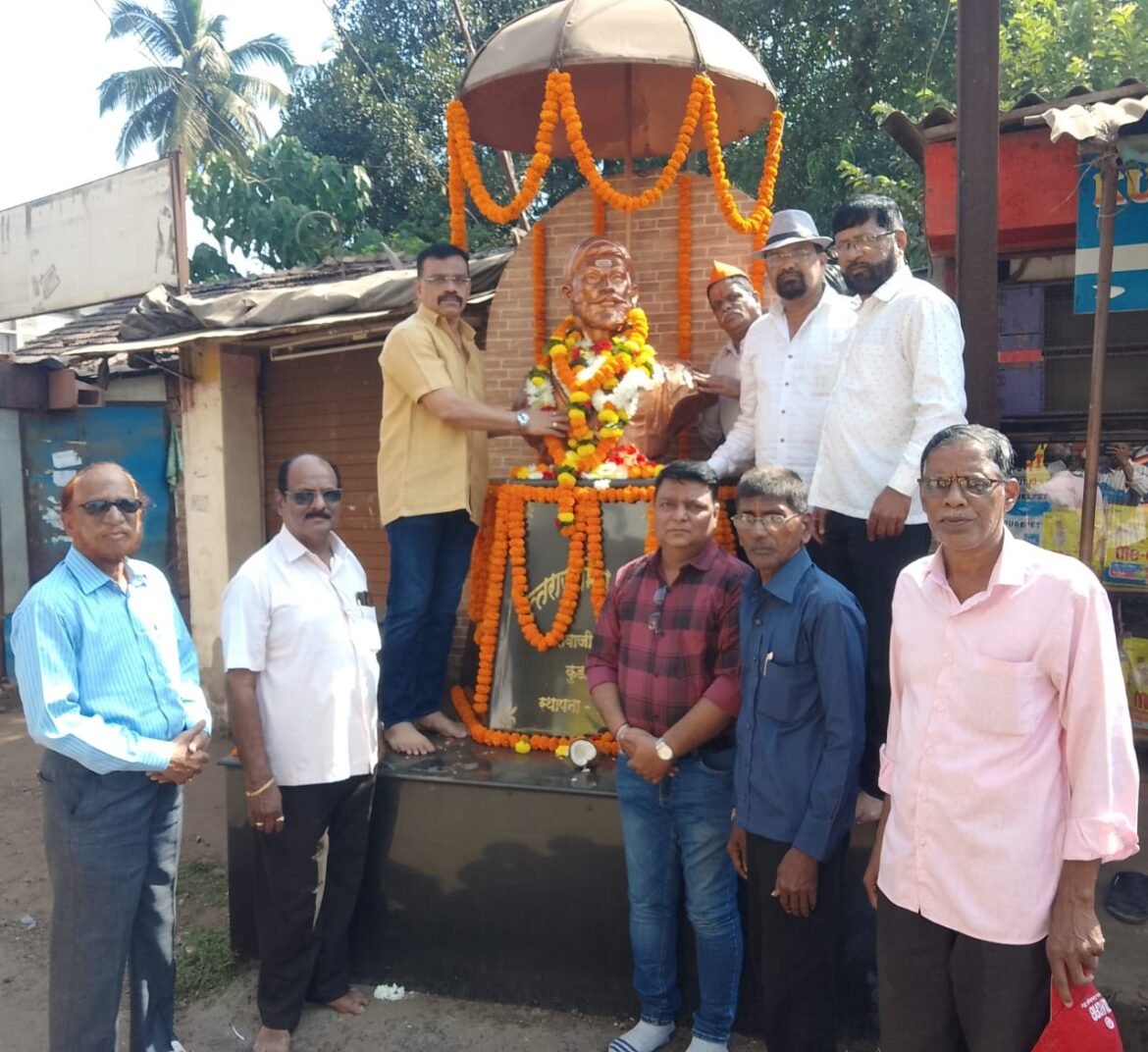 कुडाळ राष्ट्रवादी काँग्रेस यांच्या वतीने महाराष्ट्राचे आराध्य दैवत श्री छत्रपती शिवाजी महाराज यांच्या पुतळ्याला पुष्पहार घालून केले अभिवादन
