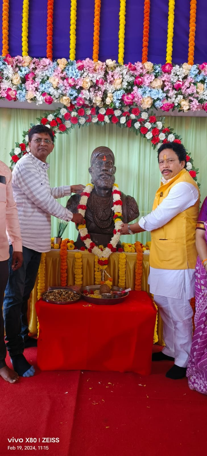 पटवर्धन चौकात छत्रपतींच्या पुतळ्याला जिल्हाप्रमुख संदेश पारकर यांनी केले अभिवादन