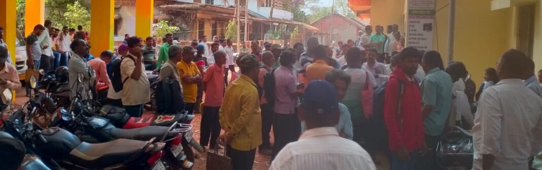 कणकवली नगरपंचायत येथील कामगारांसाठी गृहोपयोगी भांडी संच वाटप केंद्र बंद ठेवल्याने कामगार संतप्त