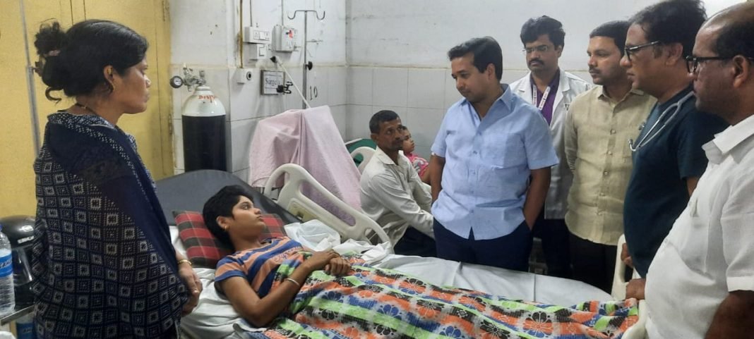 आमदार नितेश राणेंकडून उपजिल्हा रुग्णालयातील विद्यार्थ्यांची विचारपूस