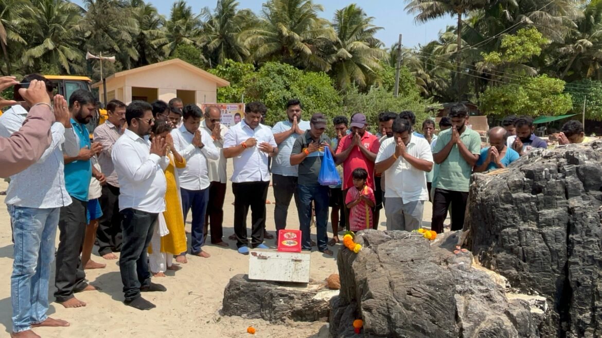 छत्रपती शिवाजी महाराजांनी पूजा केलेल्या ऐतिहासिक वारसा आणि परंपरा असलेल्या मोरयाचा धोंडा येथील हायमास्ट टॉवरचे आ. वैभव नाईक यांच्या उपस्थितीत भूमिपूजन