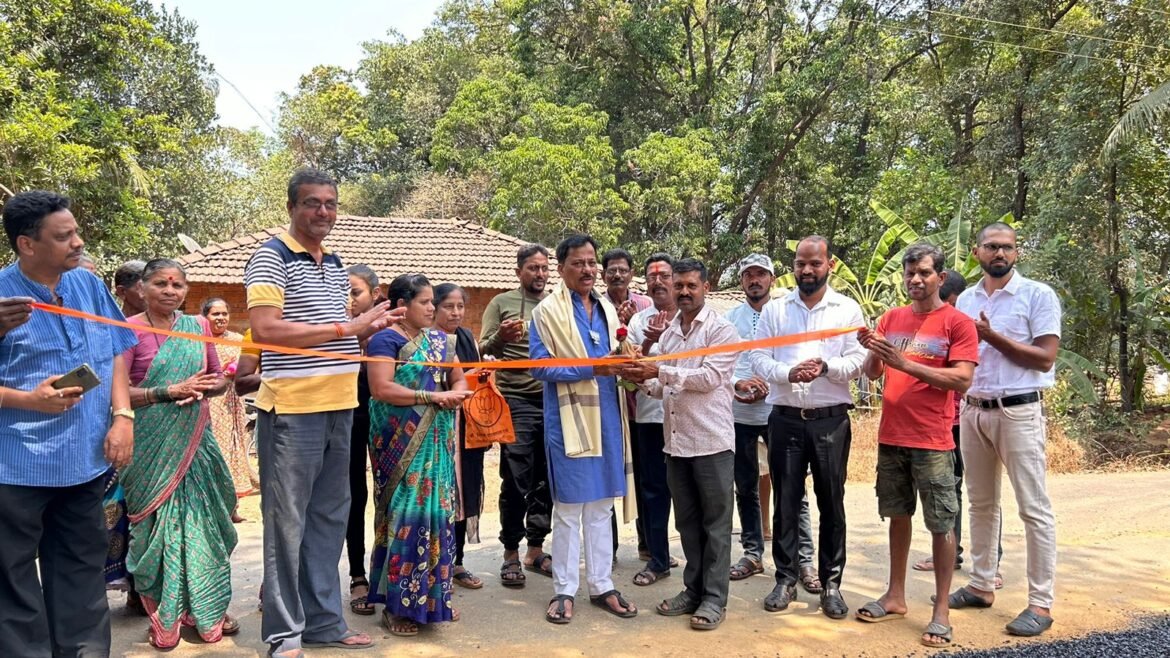 निगुडे देवळीवाडी रस्त्याचे अखेर माजी आमदार श्री.राजन तेली यांच्या हस्ते लोकार्पण