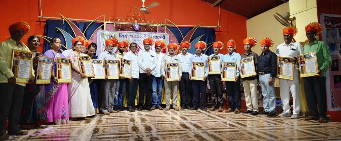 वैभववाडी तालुक्यातून उत्कृष्ट कामगिरी करणाऱ्या माध्यमिक कर्मचाऱ्यांना पुरस्कार वितरण