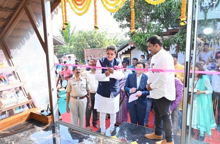 पोभूर्ले येथे पहिल्या पुस्तक दालनाचा मंत्री दिपक केसरकर यांच्या हस्ते शुभारंभ