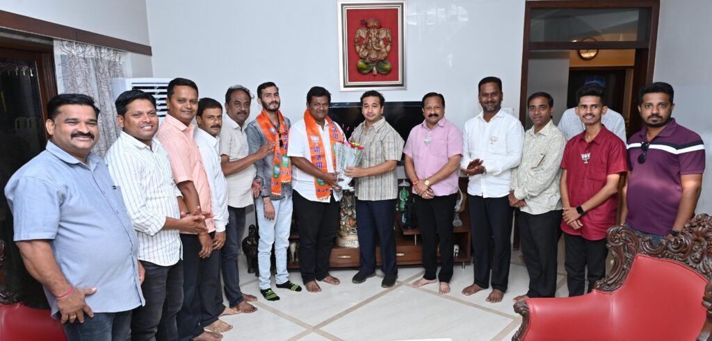 युवासेना सरचिटणीस गौरव हर्णे भाजपमध्ये प्रवेश घेऊन ठाकरे गटाला मोठा धक्का