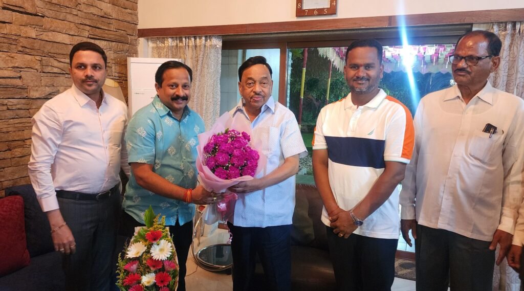 केंद्रीयमंत्री नारायण राणें यांचे माजी नगराध्यक्ष समीर नलावडे यांनी वाढदिवसानिमित्त पुष्पगुच्छ देऊन केले अभिष्टचिंतन केले