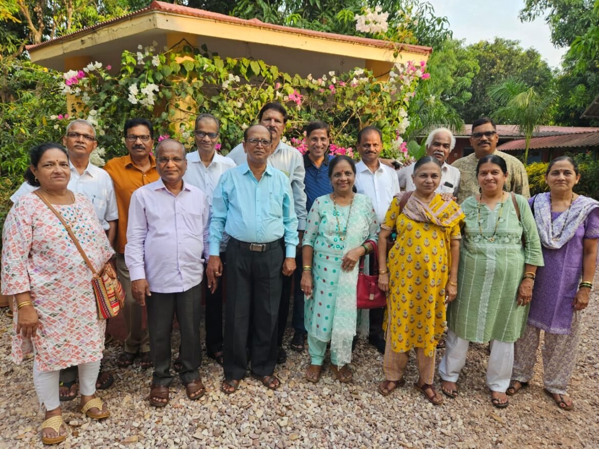 खारेपाटण महाविद्यालयाच्या 1982 चे विद्यार्थी आले एकत्र, वारगावात रंगला स्नेहमेळावा उत्साहात : जुन्या आठवणींत खेळही रंगले