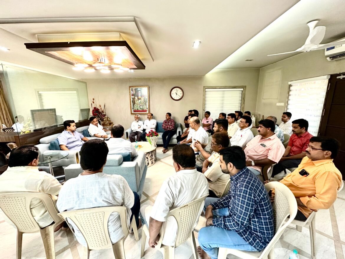 कणकवली शहरातील व्यापाऱ्यानी घेतली भाजप नेते केंद्रीय उद्योग मंत्री नारायण राणे यांची भेट