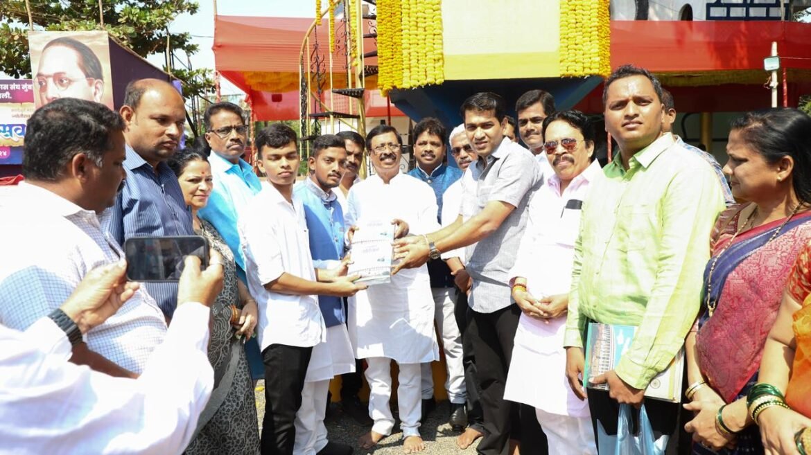 *संविधान पुस्तिका वाटप | संविधान बचाव चा युवासेनेचा नारा*