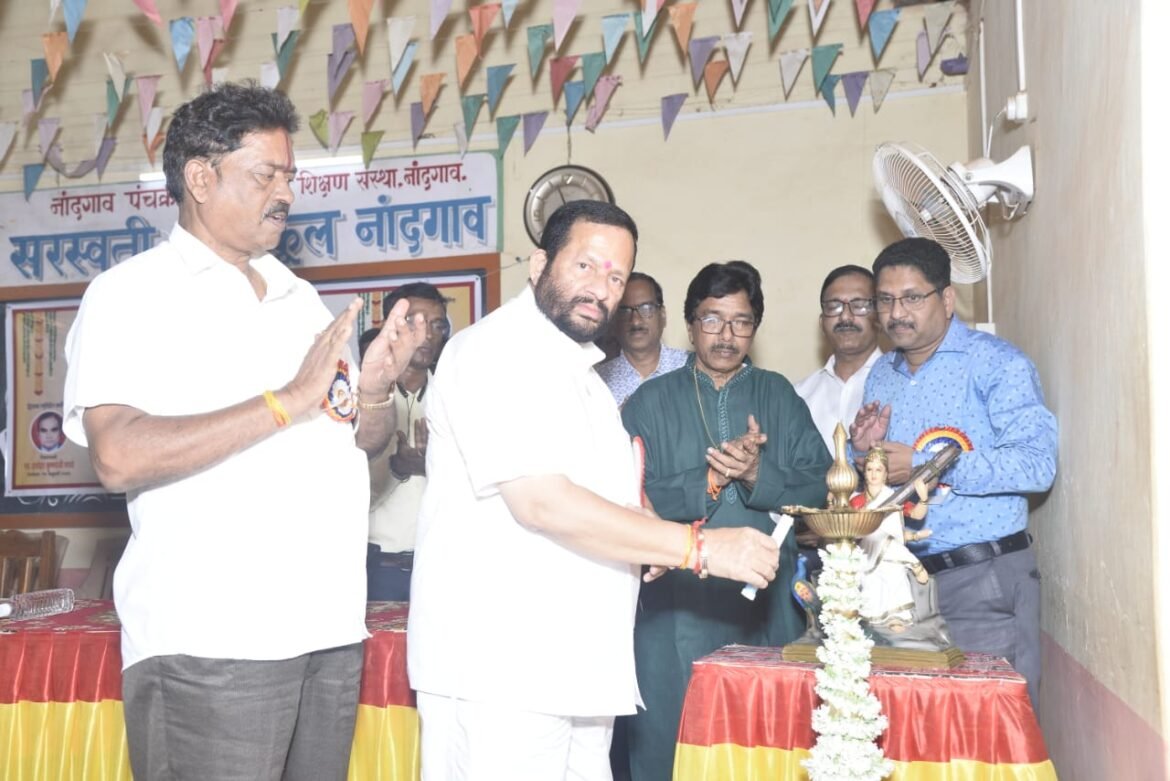 शिक्षक वर्गात विद्यार्थी घडवत आसताना ते प्रत्यक्षात देशाचे नागरिकच घडवत असतात.- अशोक नर
