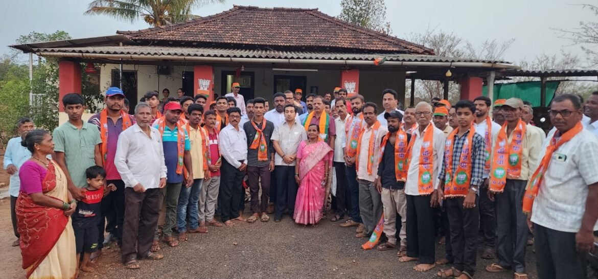 वैभववाडी तालुक्यातील वेंगसर गावातील उ.बा.ठा गटाचे युवासेना उप जिल्हा प्रमुख अतुल सरवटे व माजी शाखाप्रमुख दिनेश गुरव,गटप्रमुख राहुल घाडी यांचा सह अनेक कार्यकर्त्यांचा उ.बा.ठा गटाला जय महाराष्ट्र करून भाजप पक्षामध्ये प्रवेश