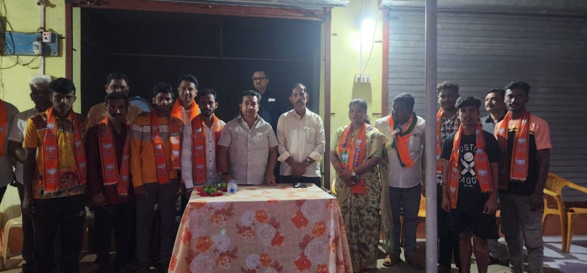वैभववाडी तालुक्यातील ऐनारी गुरववाडी येथील उबाठा गटाचे युवासेनेचे उप विभाग प्रमुख रुपेश कांतीलाल गुरव यांच्या सहअसंख्य कार्यकर्त्यांचा भाजप पक्षांमध्ये प्रवेश