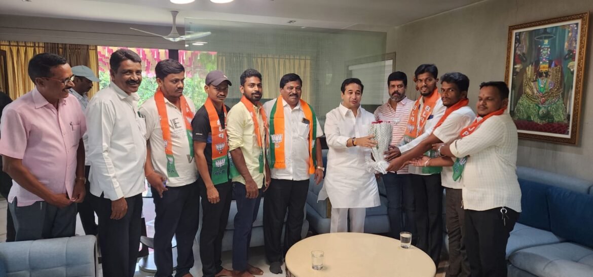 वैभववाडी तालुक्यातील सोनाळी वाणीवाडी येथील उबाठा गटाचे गटप्रमुख महेंद्र पाडावे यांच्यासह असंख्य कार्यकर्त्यांचा भाजप पक्षांमध्ये प्रवेश*