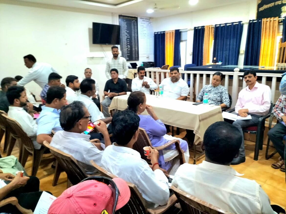 महसूल विभागाच्या रेंगाळलेल्या कामाबाबत आ. वैभव नाईक यांनी कुडाळ तहसीलदार यांना सुनावले खडेबोल