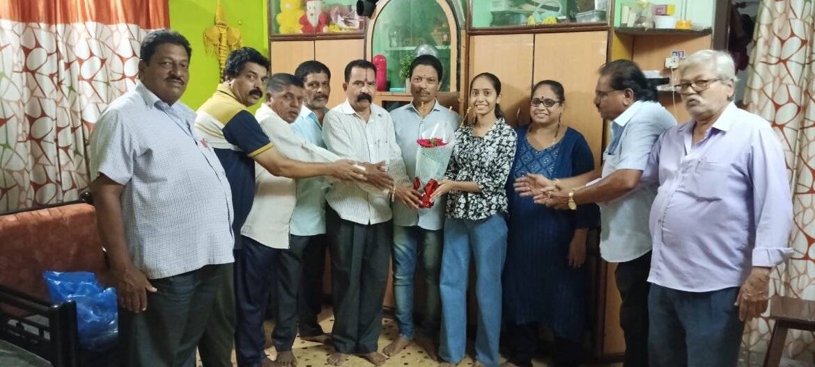 माऊली मित्र मंडळाचे वतीने दहावीच्या विद्यार्थींचे अभिनंदन