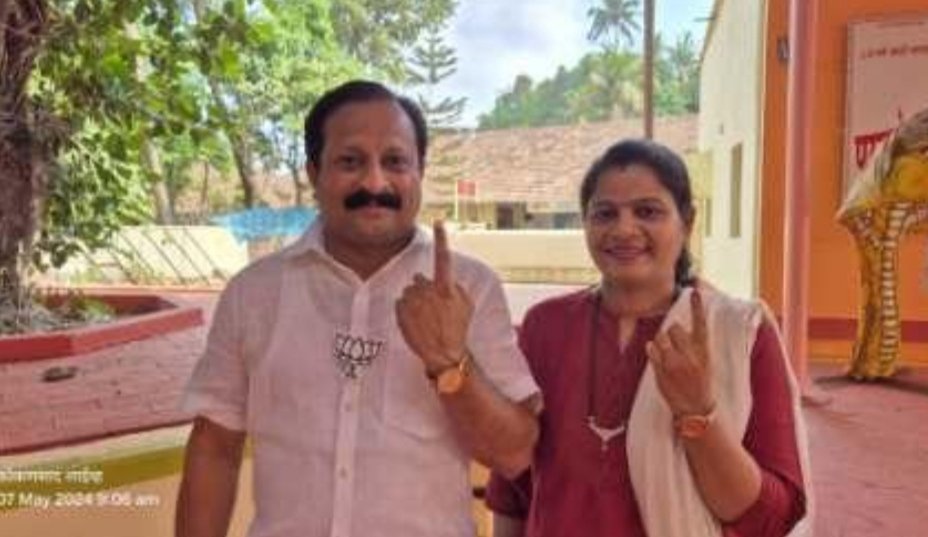 माजी नगराध्यक्ष समीर नलावडे यांनी सपत्नी मतदानाचा हक्क बजावला