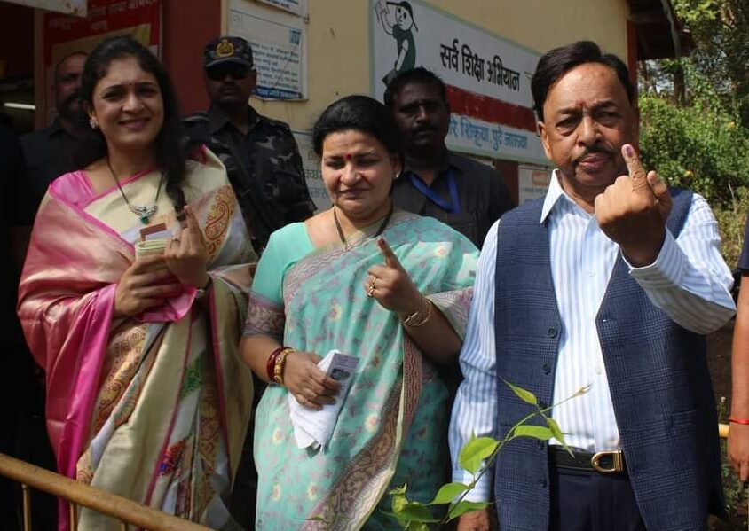 नारायण राणे यांनी वरवडे या गावी मतदानाचा हक्क बजावला…