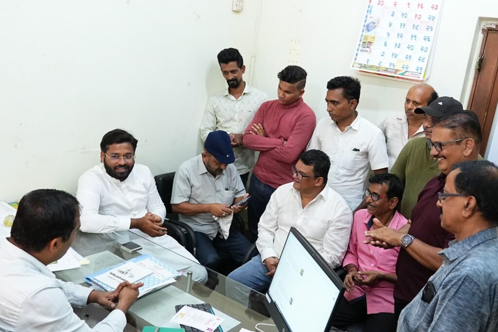 बाजारपेठेतील रस्त्यावर विक्री करणाऱ्या विक्रेत्यांसाठी विशाल परब यांनी घेतली नगरपालिका मुख्याधिकाऱ्यांची भेट*