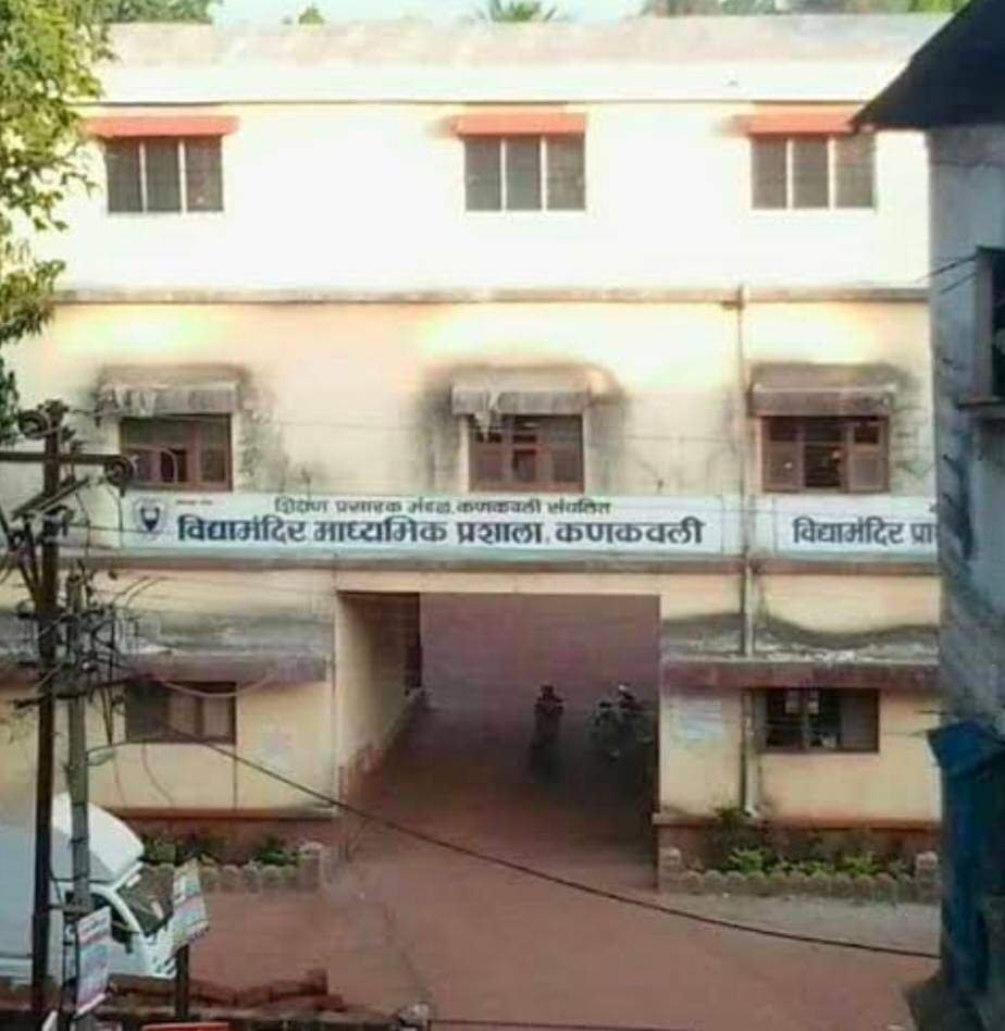 विद्या मंदिर माध्यामिक प्रशालेत संगणक प्रशिक्षणाचे आधुनिक दालन .