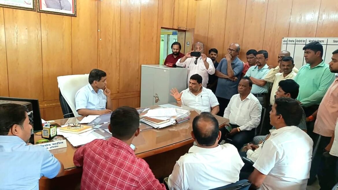 वीज समस्या सोडविण्यासाठी माणगाव खोऱ्यातील सरपंच व ग्रामस्थांनी अधिक्षक अभियंत्यांना घातला घेराव