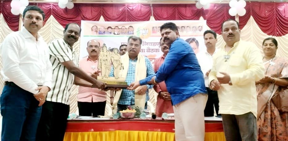 नवनिर्वाचित खासदार नारायण राणेंच्या विजयात मोठा वाटा असल्याबद्दल रविंद्र चव्हाण यांचा भाजपातर्फे सत्कार
