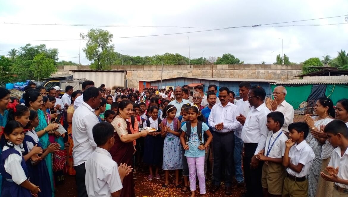 कासार्डे माध्यमिक विद्यालयात पुष्पवृष्टी करून नवागत विद्यार्थ्यांचे जंगी स्वागत