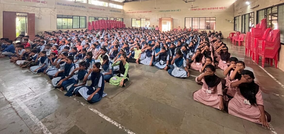 माध्यमिक विद्यामंदिर कनेडी हायस्कूलमध्ये आंतरराष्ट्रीय योग दिन उत्साहात साजरा