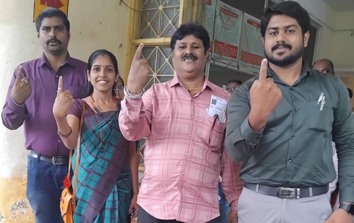 भाजपा भटके विमुक्त आघाडी सिंधुदुर्ग जिल्हा अध्यक्ष तथा रत्नागिरी जिल्हा प्रभारी नवलराज काळे यांनी सहकुटुंब बजावला पदवीधरमतदानाचा हक्क