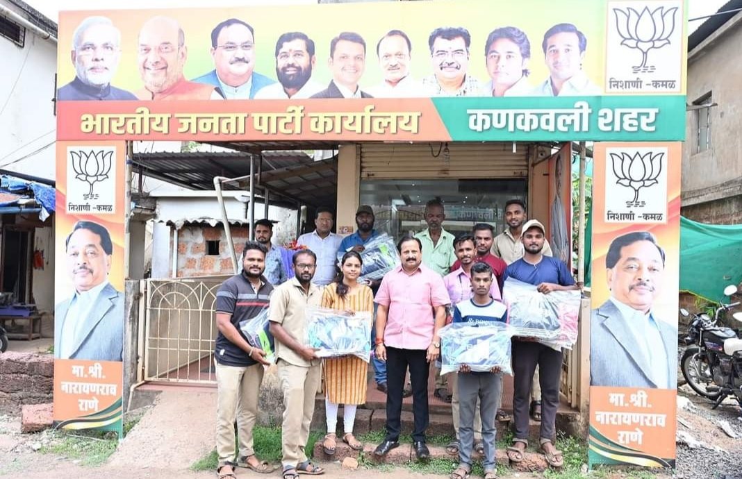 कणकवली शहरातील वायरमन ना माजी नगराध्यक्ष समीर नलावडेंकडून मोफत रेनकोट