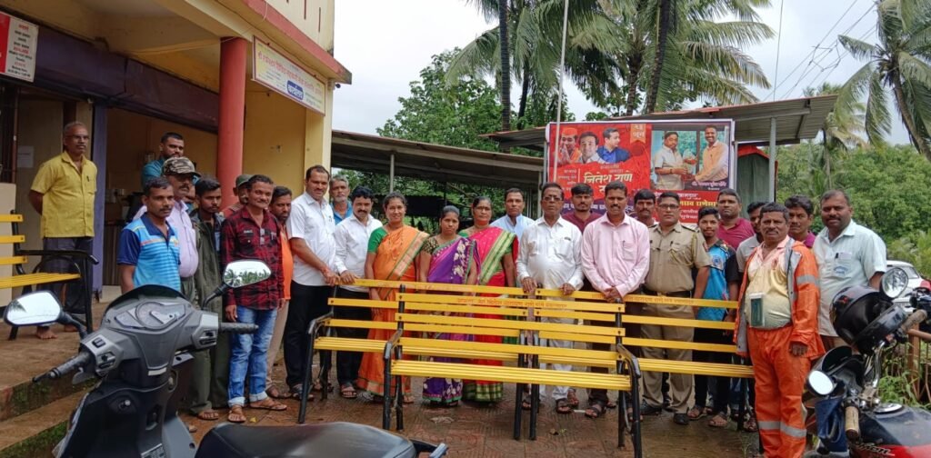 असलदे गावात आ. नितेश राणेंच्या माध्यमातून लोखंडी बाकड्यांचे वाटप