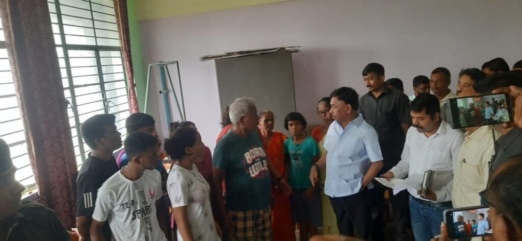 अतिवृष्टीने बाधित कुटुंबांना सर्व सुविधा द्या