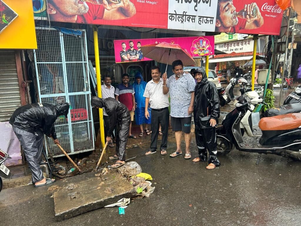 संजू परब धावले व्यापाऱ्यांच्या मदतीला
