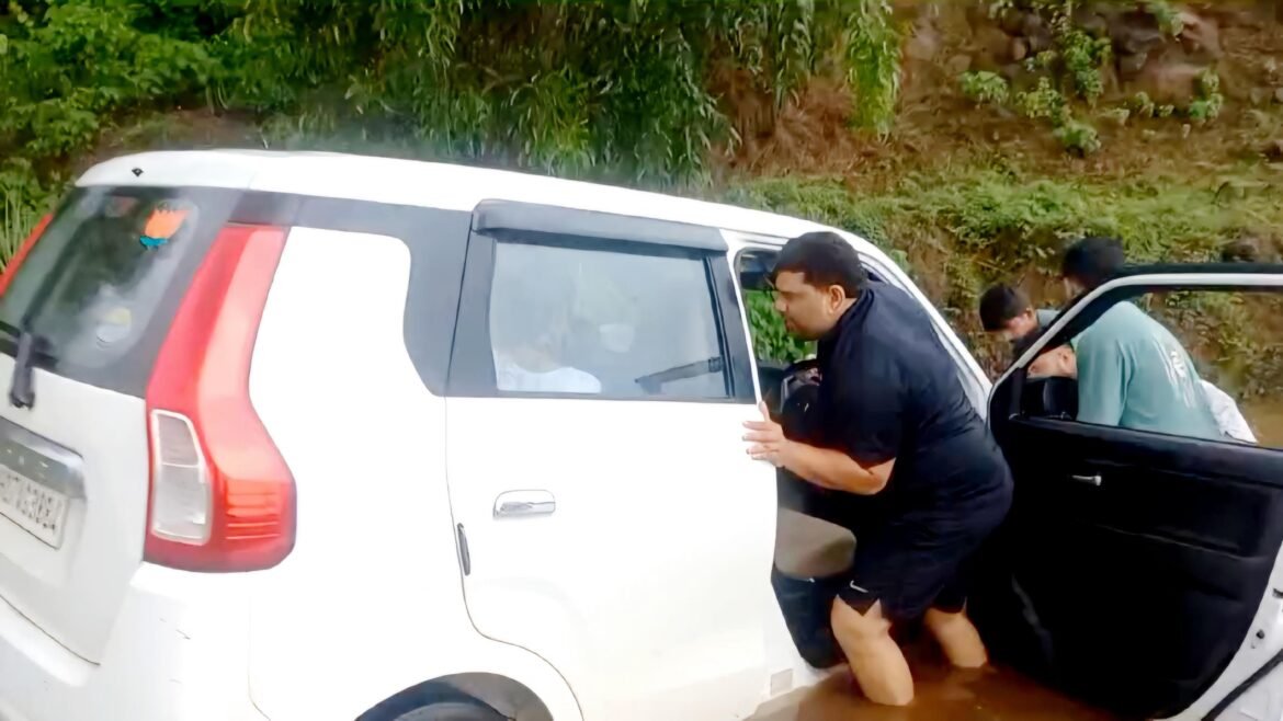 आमदार वैभव नाईक स्वतः उतरले मदतीला