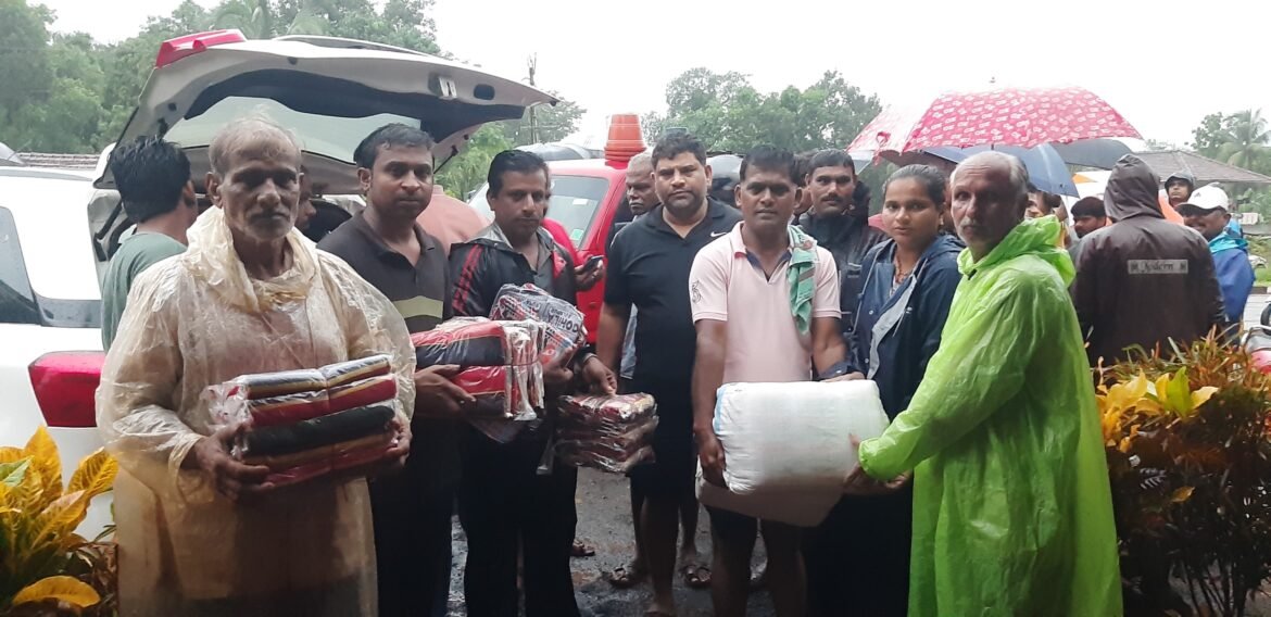 अतिवृष्टीतील आपत्ती ग्रस्त नागरिकांना ओरोस शिवसेनेच्या वतीने रातोरात मदतकार्य.