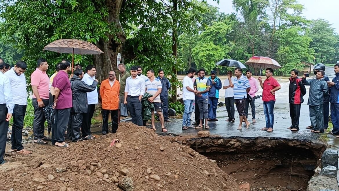 ऍप्रोचरोड नसल्यामुळे वाहतुकीस बंद असलेल्या आंबेरी पुलावरून आमदार वैभव नाईक आक्रमक