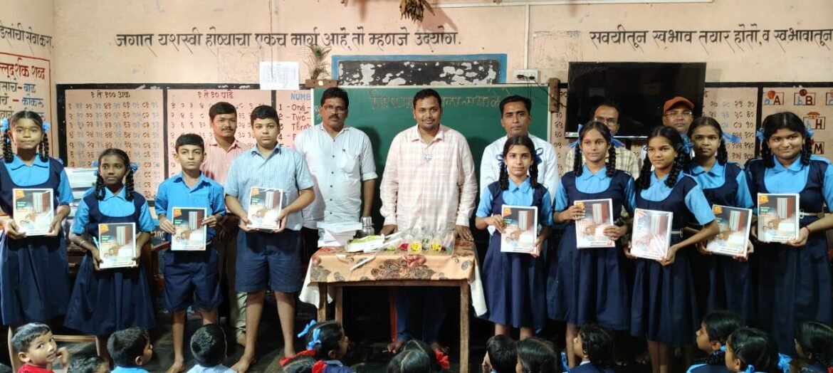 ओटवणे, चराठा, सरमळे येथील शाळेमध्ये भाजप आणि संदीप गावडे यांच्या माध्यमातून वह्यांचे वाटप