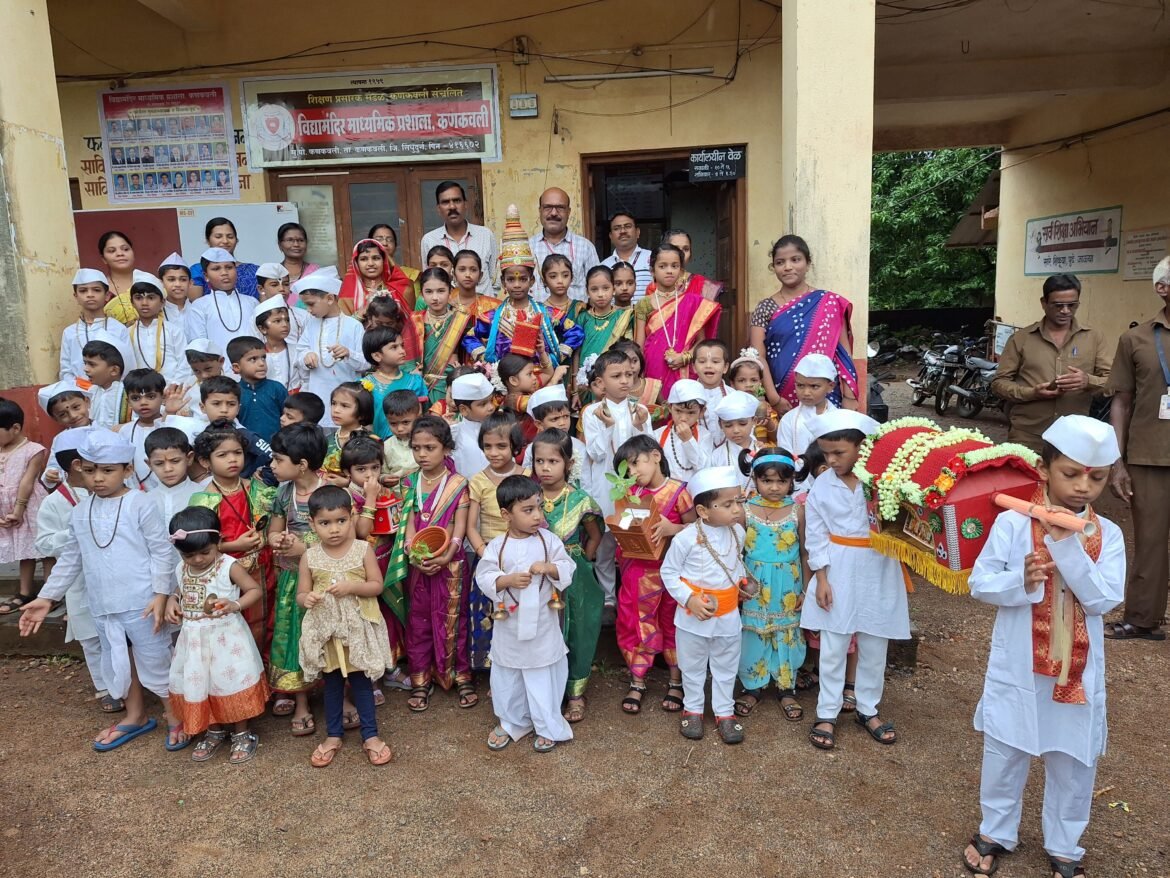 विद्यामंदिर प्राथमिक विभाग व इंग्लिश मिडीयम मधिल बालक रंगले वारीच्या दिंडीत