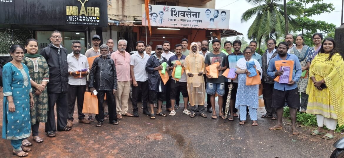 आमदार वैभव नाईक आणि शिवसेना मालवणच्या वतीने मालवण नगरपालिकेच्या २८ सफाई कर्मचाऱ्यांना रेनकोटचे वाटप